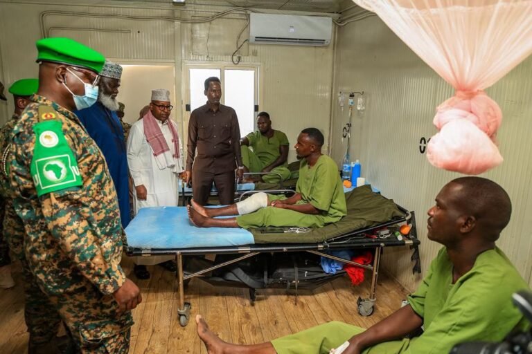 Wasiirka Gaashaandhigga Soomaaliya oo booqday qaar ka mid ah dhaawacyada Ciidamada Uganda