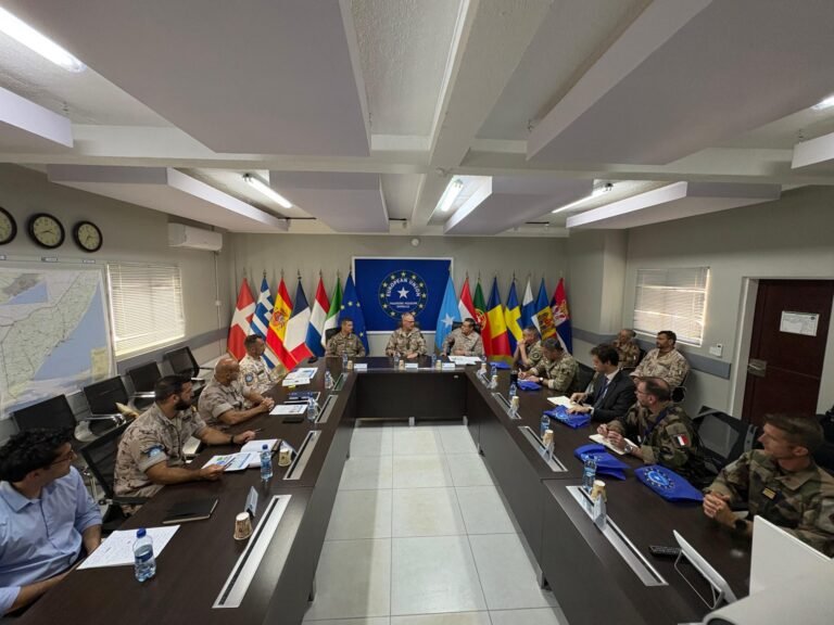 Saraakiil sare oo ka tirsan Ciidamada Faransiiska oo soo gaarey magaalada Muqdisho